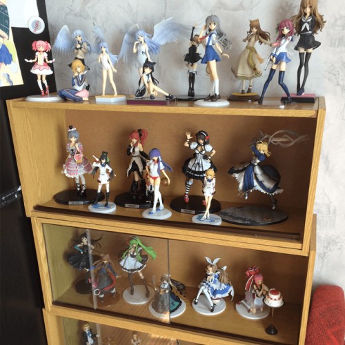 Полочка с аниме фигурками Ильи