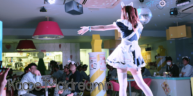 Мэйдо поёт в кафе Maidreamin в Японии
